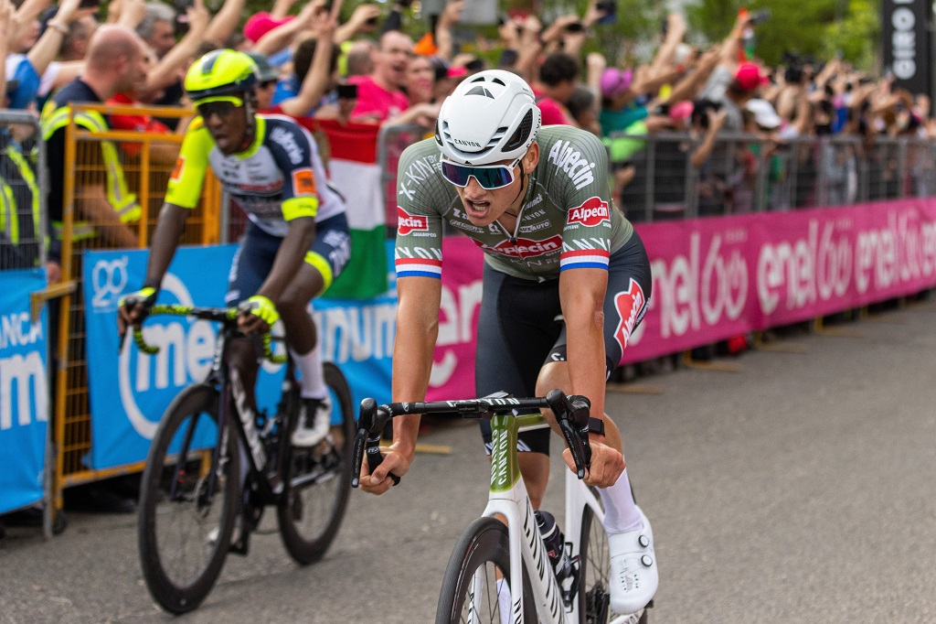 Giro: Van der Poel nyerte a visegrádi nyitóetapot, Valter megvehetné a Vajdahunyadvárát